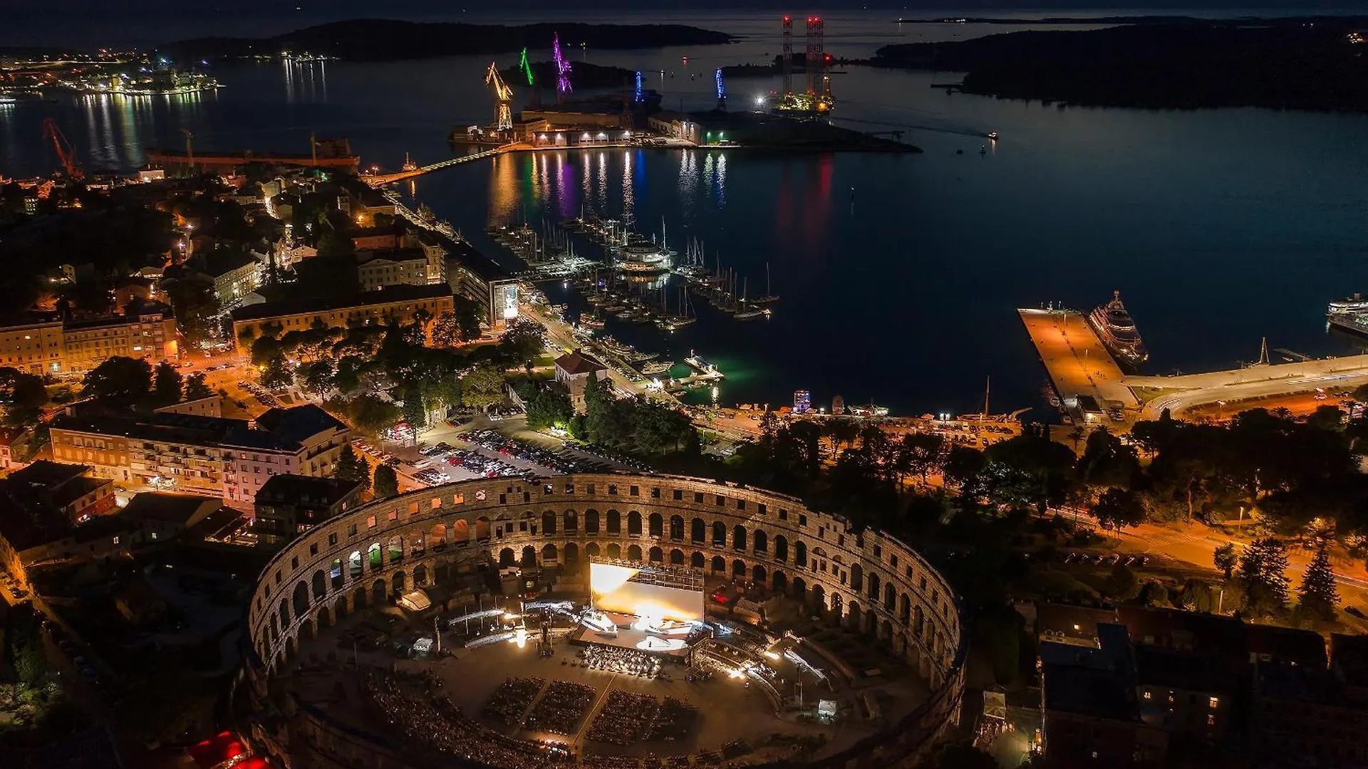 Arta Apartment City Center II - With Private Parking Pula 0*,  Croatia